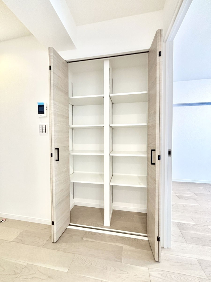 ���̑����� ���r���O���[�B�����Ɏ��[������ƕ����W�܂�LDK���X�b�L���Еt�������ł��ˁB  