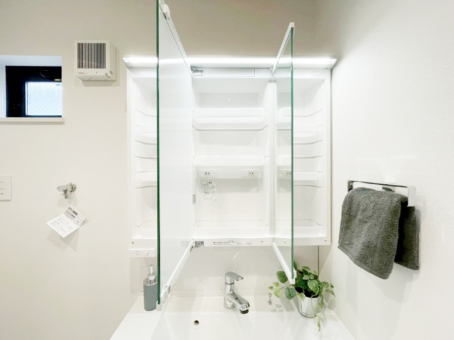 ���̑����� �O�ʋ��̗��ɁA���ϕi��q���p�i�Ȃǂ����[�\�B���ʑ����������ƕۂ��܂��I