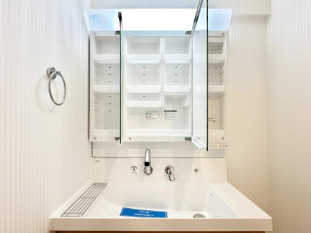 ���̑����� �O�ʋ��̗��ɁA���ϕi��q���p�i�Ȃǂ����[�\�B���ʑ����������ƕۂ��܂��I