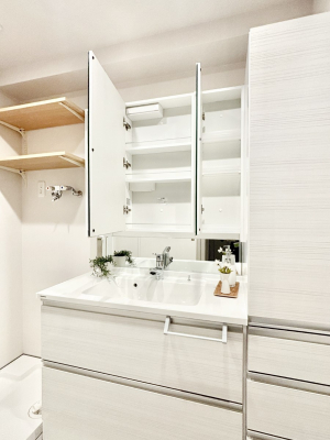 ���̑����� �O�ʋ��̗��ɁA���ϕi��q���p�i�Ȃǂ����[�\�B���ʑ����������ƕۂ��܂��I