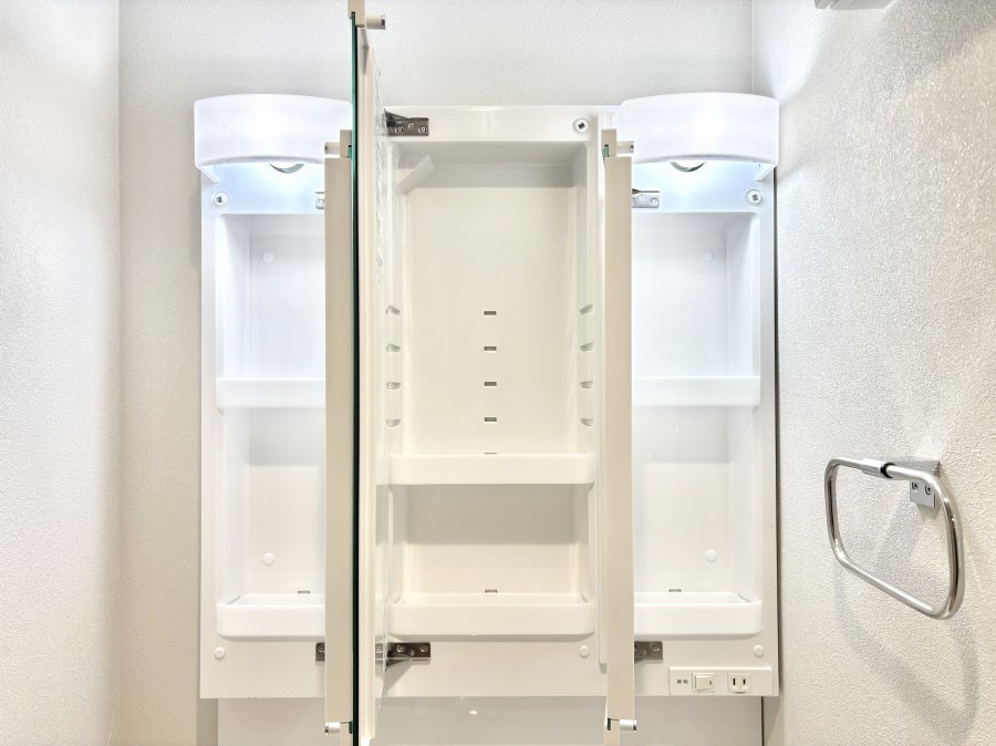 ���̑����� �O�ʋ��̗��ɁA���ϕi��q���p�i�Ȃǂ����[�\�B���ʑ����������ƕۂ��܂��I