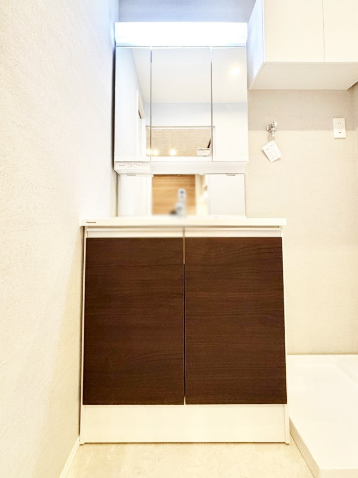 ���̑����� �O�ʋ��̗��ɁA���ϕi��q���p�i�Ȃǂ����[�\�B���ʑ����������ƕۂ��܂��I