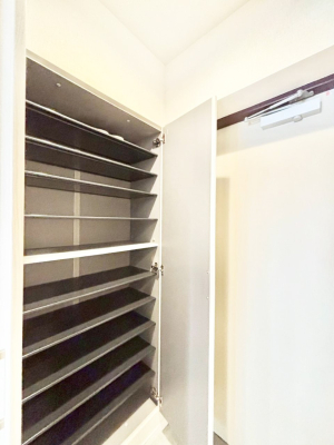 ���̑����� �����Ղ���[�ł���V���[�Y�{�b�N�X�ŉƑ��S���̌C���A���ւ�������B  