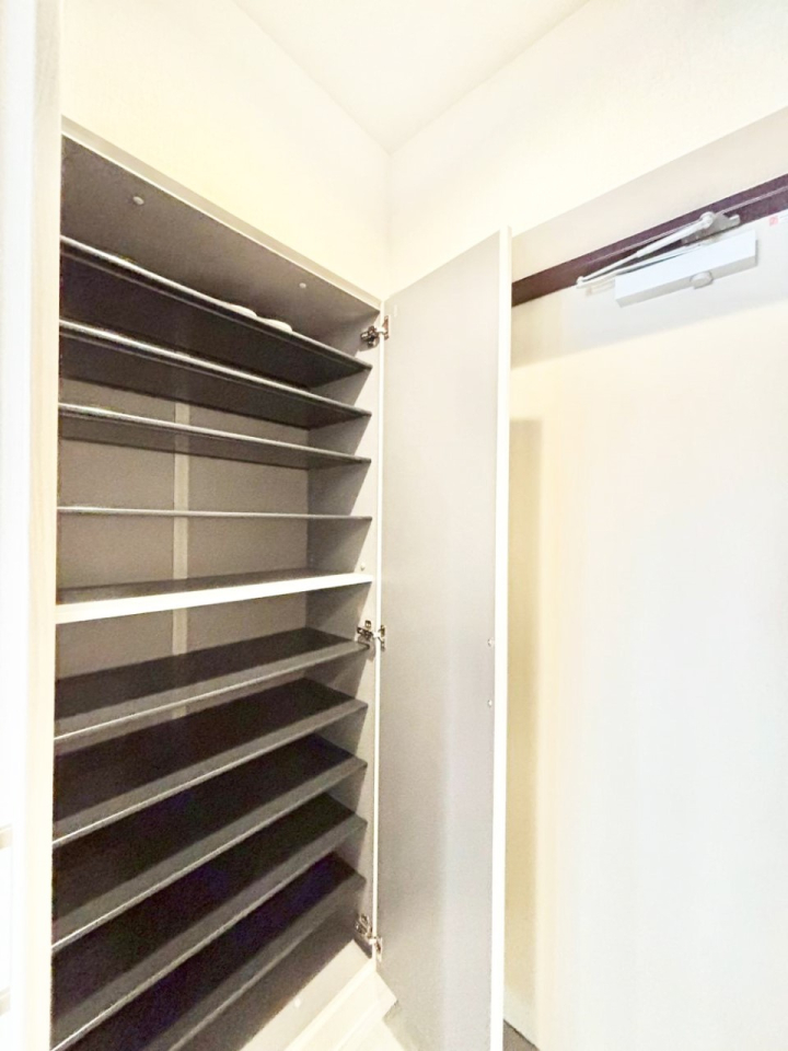 ���̑����� �����Ղ���[�ł���V���[�Y�{�b�N�X�ŉƑ��S���̌C���A���ւ�������B  