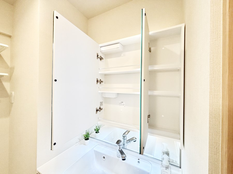 ���̑����� �O�ʋ��̗��ɁA���ϕi��q���p�i�Ȃǂ����[�\�B���ʑ����������ƕۂ��܂��I