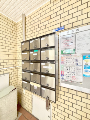 ���̑� �|�X�g�̓G���g�����X���ɂ���̂ŉJ�ɔG�ꂸ�X�ւ��󂯎��܂��ˁI