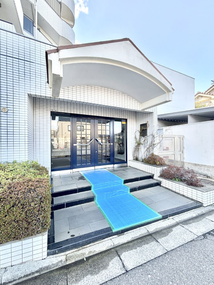 �G���g�����X �O�� �Y��ȃG���g�����X�́A���Z�҂�D�����}������Ă���܂�  