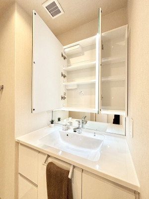 ���̑����� �O�ʋ��̗��ɁA���ϕi��q���p�i�Ȃǂ����[�\�B���ʑ����������ƕۂ��܂��I