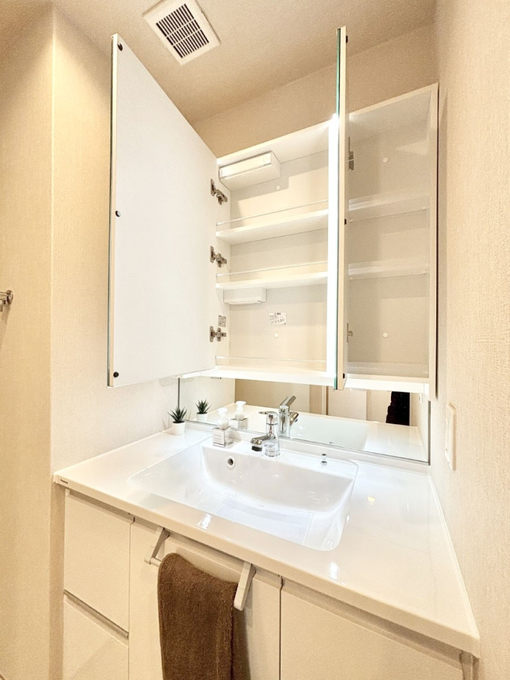 ���̑����� �O�ʋ��̗��ɁA���ϕi��q���p�i�Ȃǂ����[�\�B���ʑ����������ƕۂ��܂��I