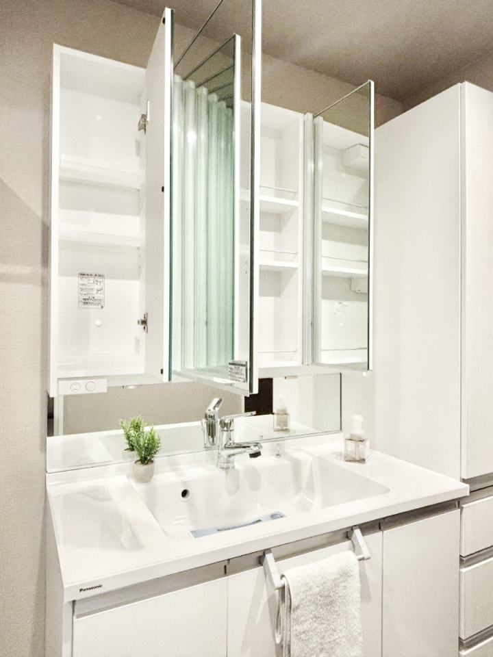 ���̑����� �O�ʋ��̗��ɁA���ϕi��q���p�i�Ȃǂ����[�\�B���ʑ����������ƕۂ��܂��I