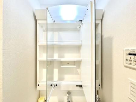 ���̑����� �O�ʋ��̗��ɁA���ϕi��q���p�i�Ȃǂ����[�\�B���ʑ����������ƕۂ��܂��I