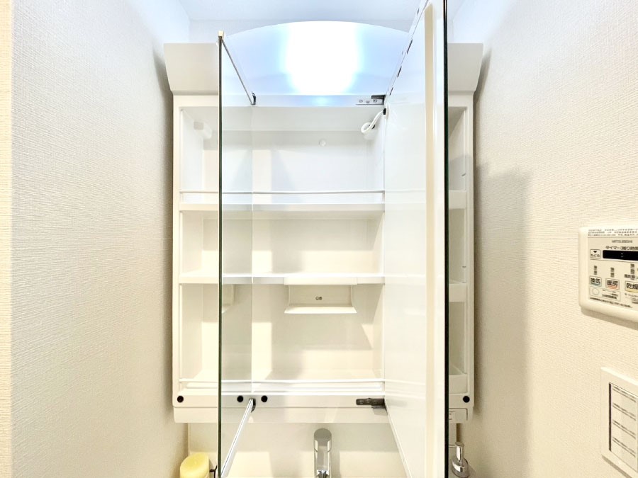 ���̑����� �O�ʋ��̗��ɁA���ϕi��q���p�i�Ȃǂ����[�\�B���ʑ����������ƕۂ��܂��I