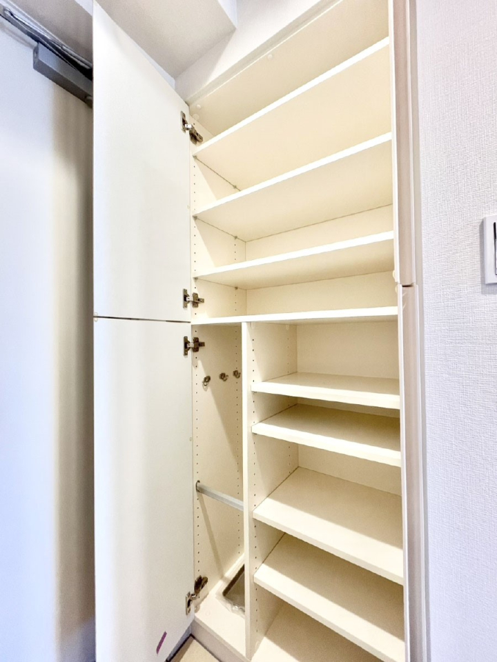 ���̑����� �����Ղ���[�ł���V���[�Y�{�b�N�X�ŉƑ��S���̌C���A���ւ�������B  