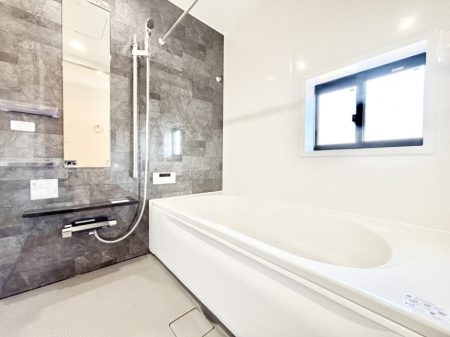 ���� ���������̂���_�[�N�J���[����ɂ����o�X���[����1���̔������t���b�V���I