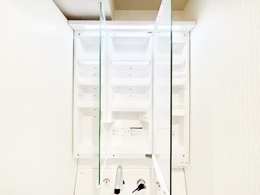 ���̑����� �O�ʋ��̗��ɁA���ϕi��q���p�i�Ȃǂ����[�\�B���ʑ����������ƕۂ��܂��I