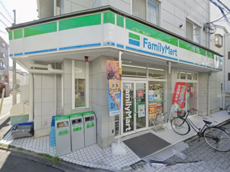 ���ӊ� �R���r�j 300m �t�@�~���[�}�[�g��J�c�O���ړX