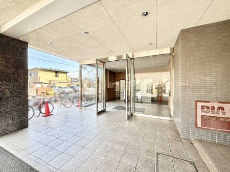 �G���g�����X �O�� �Y��ȃG���g�����X�́A���Z�҂�D�����}������Ă���܂�  