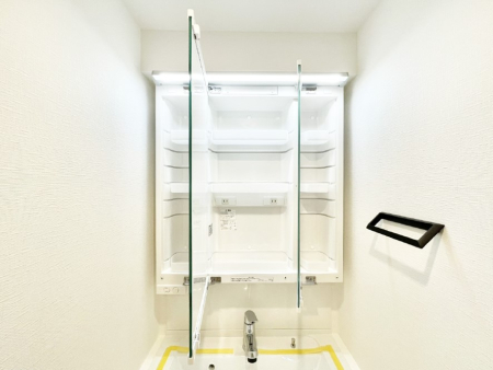 ���̑����� �O�ʋ��̗��ɁA���ϕi��q���p�i�Ȃǂ����[�\�B���ʑ����������ƕۂ��܂��I