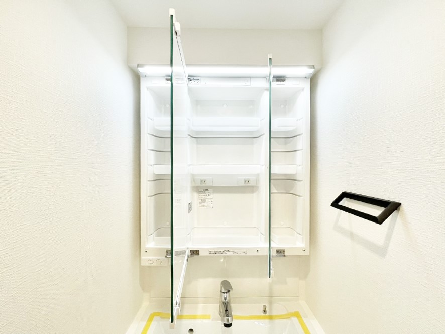 ���̑����� �O�ʋ��̗��ɁA���ϕi��q���p�i�Ȃǂ����[�\�B���ʑ����������ƕۂ��܂��I