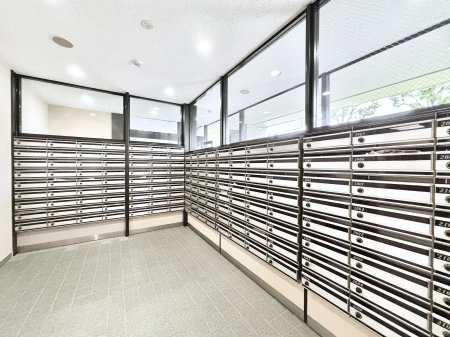 ���̑� �|�X�g�̓G���g�����X���ɂ���̂ŉJ�ɔG�ꂸ�X�ւ��󂯎��܂��ˁI