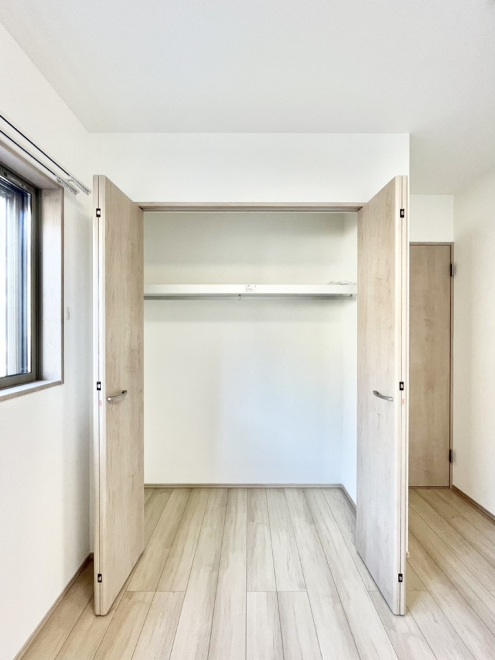 ���[ �m���̃N���[�[�b�g�B���s��������̂Ō���̈ߗނ�����������܂�܂��B