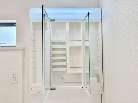 ���̑����� �O�ʋ��̗��ɁA���ϕi��q���p�i�Ȃǂ����[�\�B���ʑ����������ƕۂ��܂��I