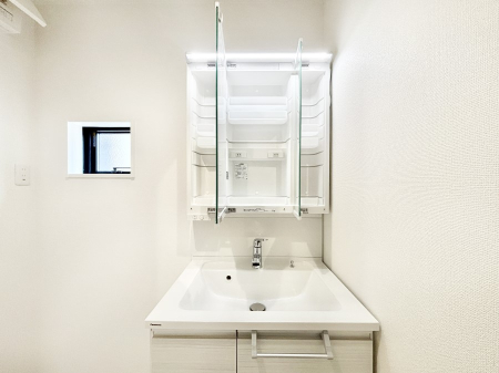 ���ʑ�E���ʏ� �O�ʋ��̗��ɁA���ϕi��q���p�i�Ȃǂ����[�\�B���ʑ����������ƕۂ��܂��I  