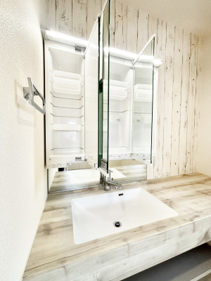 ���ʑ�E���ʏ� �O�ʋ��̗��ɁA���ϕi��q���p�i�Ȃǂ����[�\�B���ʑ����������ƕۂ��܂��I  