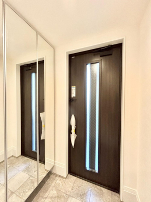 ���� �K���X�X���b�g�̓��������փh�A�������Ɍ���͂��Ă���܂�