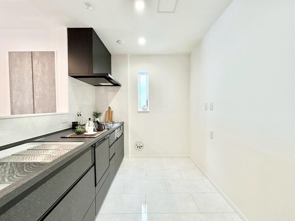 �L�b�`�� �u�₩�ȕ����ʂ蔲����L�b�`���B��������̂Ŗ��邭���C�ɂ��𗧂��܂��B