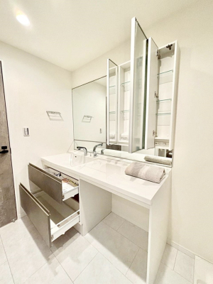 ���ʑ�E���ʏ� ���̗��ɁA���ϕi��q���p�i�Ȃǂ����[�\�B���ʑ����������ƕۂ��܂��I