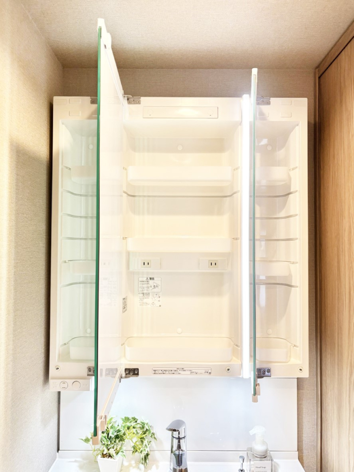 ���̑����� �O�ʋ��̗��ɁA���ϕi��q���p�i�Ȃǂ����[�\�B���ʑ����������ƕۂ��܂��I