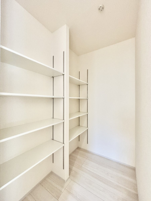 ���[ �H�i����p�i�̃X�g�b�N���X�b�L�����[�ł���L�b�`�����X�g���[�W���[���B