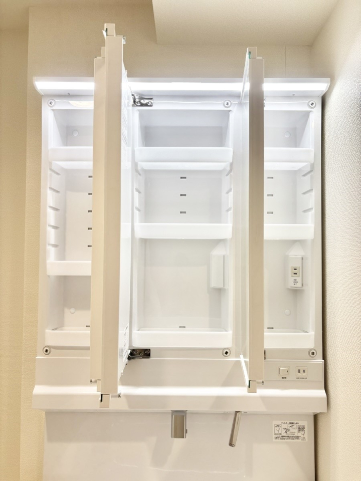 ���̑����� �O�ʋ��̗��ɁA���ϕi��q���p�i�Ȃǂ����[�\�B���ʑ����������ƕۂ��܂��I