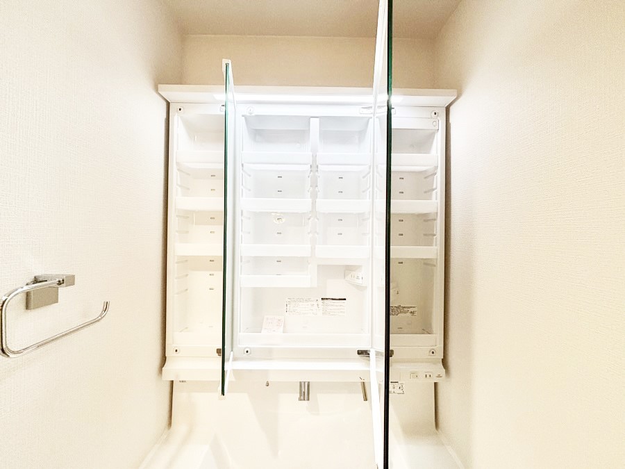 ���̑����� �O�ʋ��̗��ɁA���ϕi��q���p�i�Ȃǂ����[�\�B���ʑ����������ƕۂ��܂��I