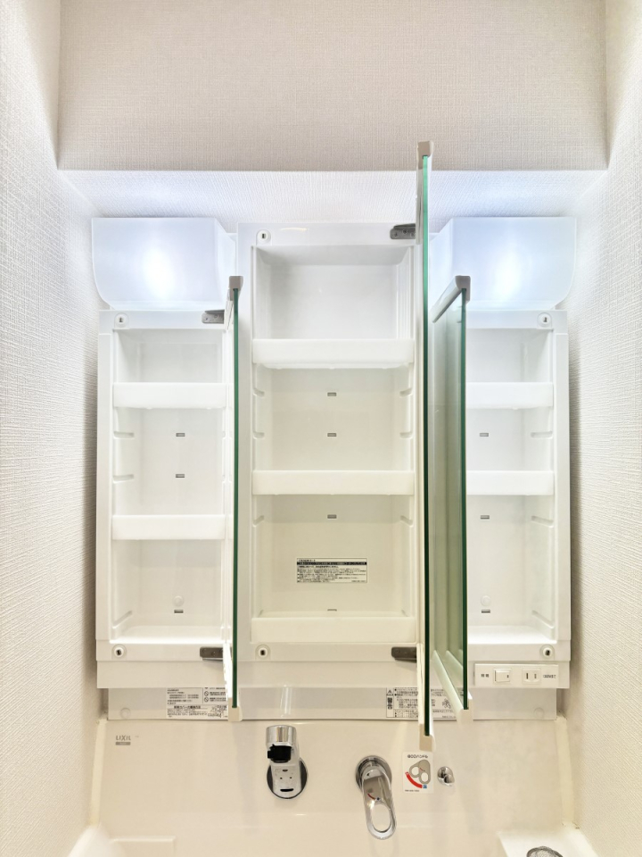 ���̑����� �O�ʋ��̗��ɁA���ϕi��q���p�i�Ȃǂ����[�\�B���ʑ����������ƕۂ��܂��I