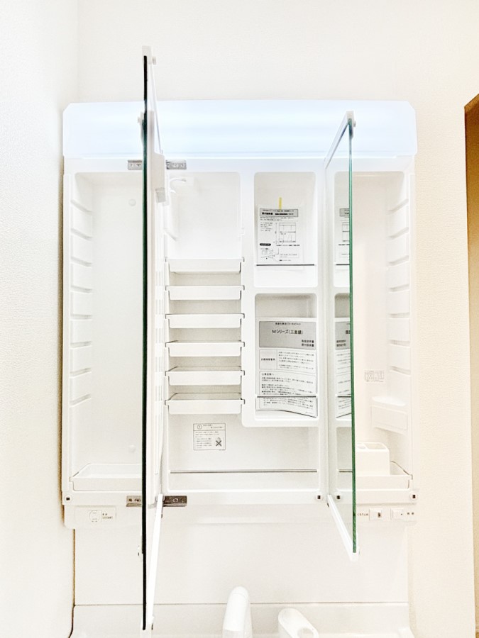 ���̑����� �O�ʋ��̗��ɁA���ϕi��q���p�i�Ȃǂ����[�\�B���ʑ����������ƕۂ��܂��I