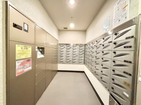 ���̑� �|�X�g�̓G���g�����X���ɂ���̂ŉJ�ɔG�ꂸ�X�ւ��󂯎��܂��ˁI