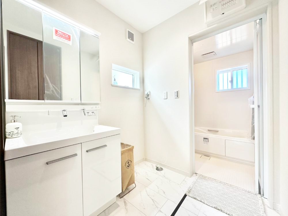 ���̑� ����������z���C�g�J���[����Ƃ��������h���[�X�y�[�X