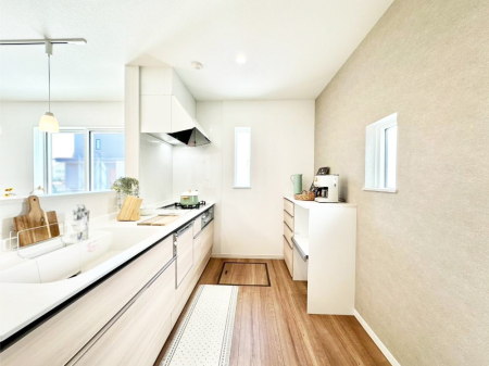 �L�b�`�� �u�₩�ȕ����ʂ蔲����L�b�`���B��������̂Ŗ��邭���C�ɂ��𗧂��܂��B