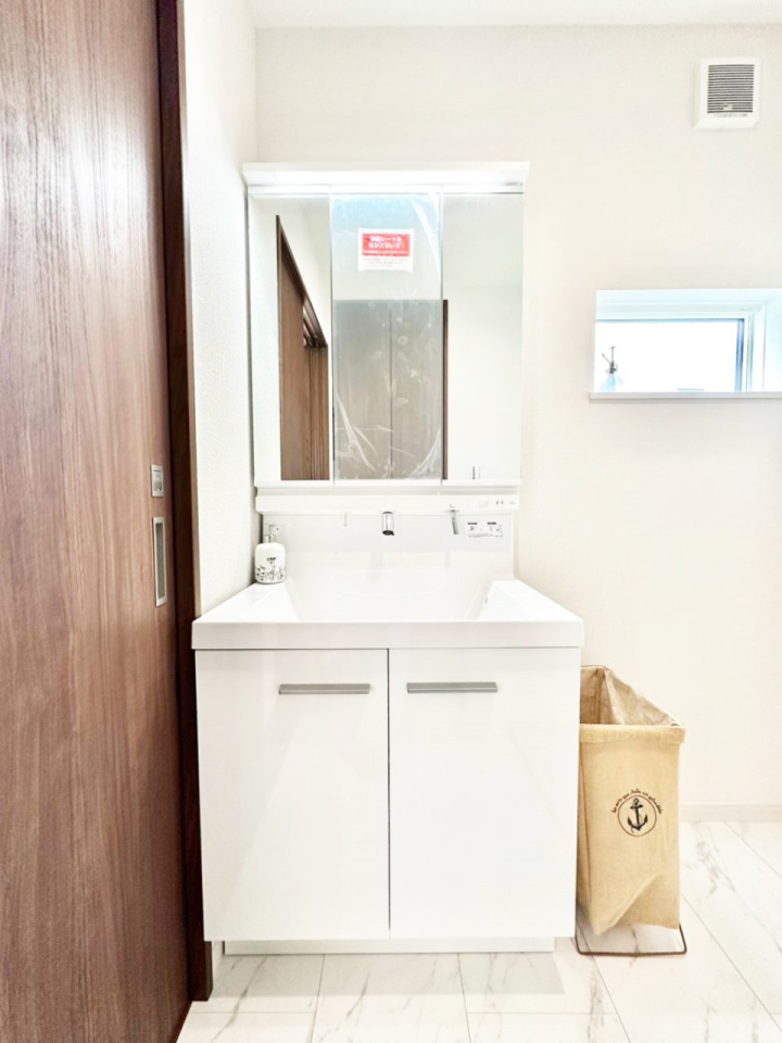 ���ʑ�E���ʏ� �X�^�C�����O�ɕ֗��ȎO�ʋ��A�~���[�L���r�l�b�g�ōׂ������X�b�L��