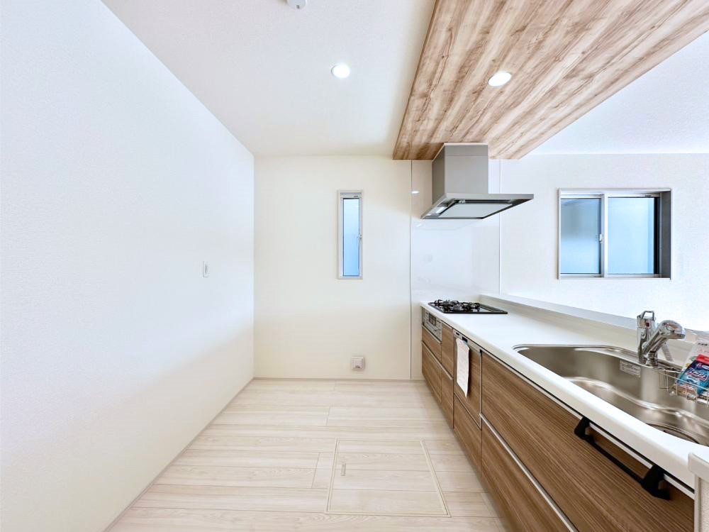 �L�b�`�� �u�₩�ȕ����ʂ蔲����L�b�`���B��������̂Ŗ��邭���C�ɂ��𗧂��܂��B