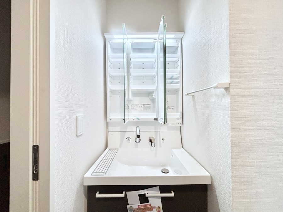 ���ʑ�E���ʏ� �O�ʋ��̗��ɁA���ϕi��q���p�i�Ȃǂ����[�\�B���ʑ����������ƕۂ��܂��I  