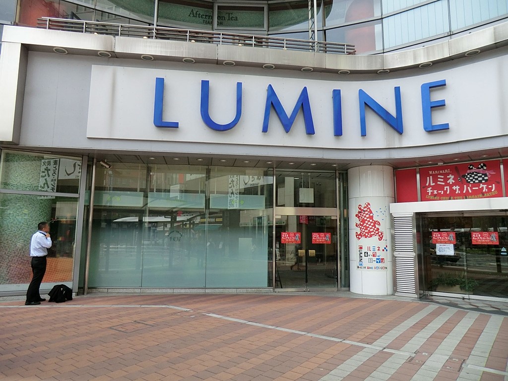 ���ӊ� �V���b�s���O�Z���^�[ 300m ���~�l���E