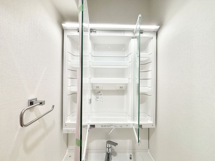 ���̑����� �O�ʋ��̗��ɁA���ϕi��q���p�i�Ȃǂ����[�\�B���ʑ����������ƕۂ��܂��I