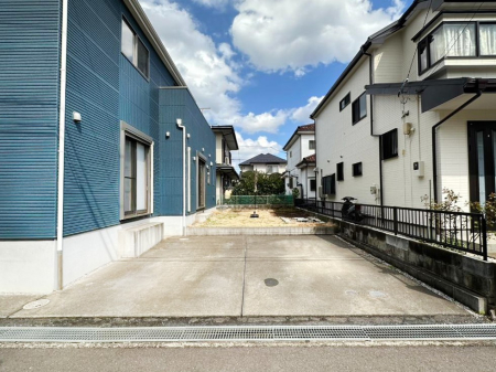  ����2��\�I�}�Ȃ��q�l�̒��ԂɁB�܂��A���Ƒ��̎��]�ԃX�y�[�X�Ƃ��Ă��劈��B