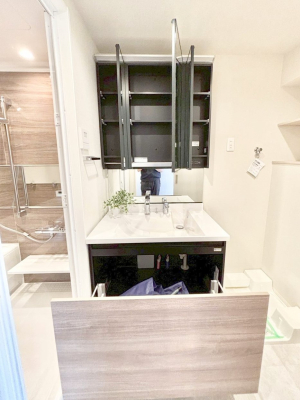 ���̑����� �O�ʋ��̗��ɁA���ϕi��q���p�i�Ȃǂ����[�\�B���ʑ����������ƕۂ��܂��I