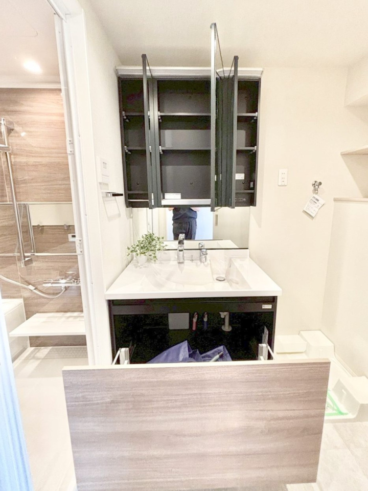 ���̑����� �O�ʋ��̗��ɁA���ϕi��q���p�i�Ȃǂ����[�\�B���ʑ����������ƕۂ��܂��I