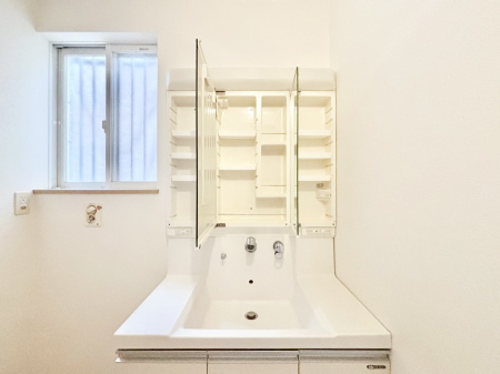 ���̑����� �O�ʋ��̗��ɁA���ϕi��q���p�i�Ȃǂ����[�\�B���ʑ����������ƕۂ��܂��I