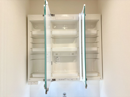 ���̑����� �O�ʋ��̗��ɁA���ϕi��q���p�i�Ȃǂ����[�\�B���ʑ����������ƕۂ��܂��I